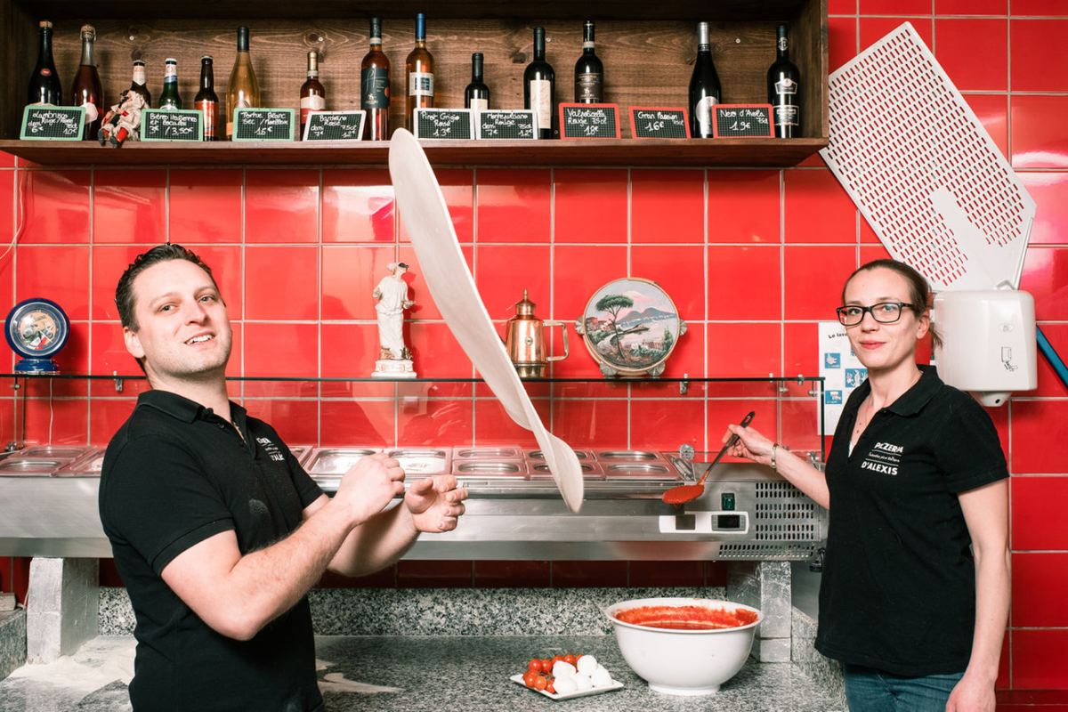 Pizza napoletana cotta a 450 gradi della Pizzeria d'Alexis