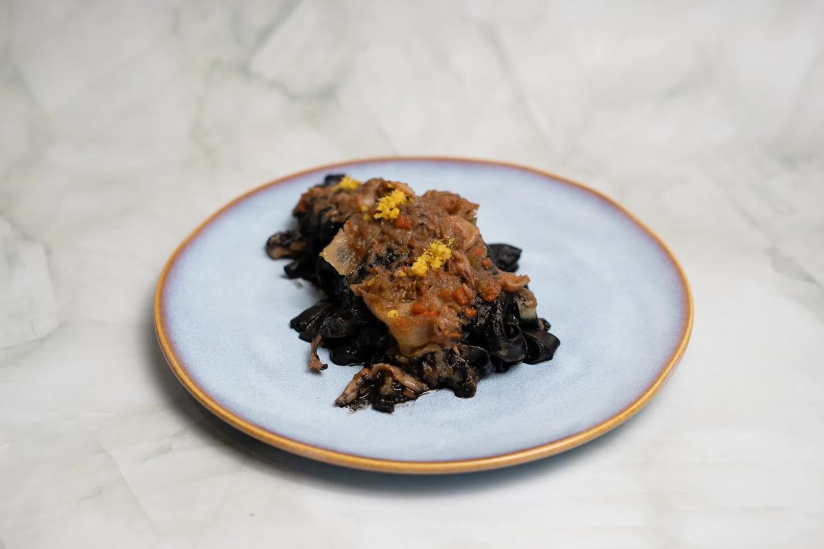 Tagliatelle al nero di seppia con ragù bianco di seppie di ORIGINI