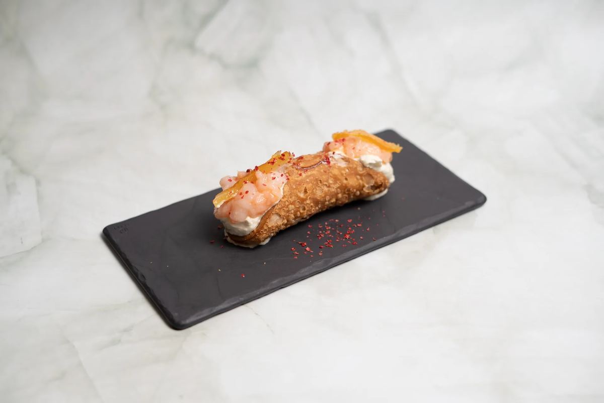 Cannolo salato con ricotta agli agrumi e tartare di scampi di ORIGINI