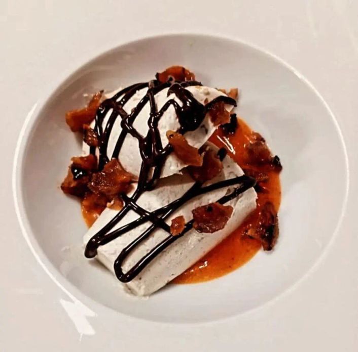 Semifreddo di castagne servito al ristorante Impronta