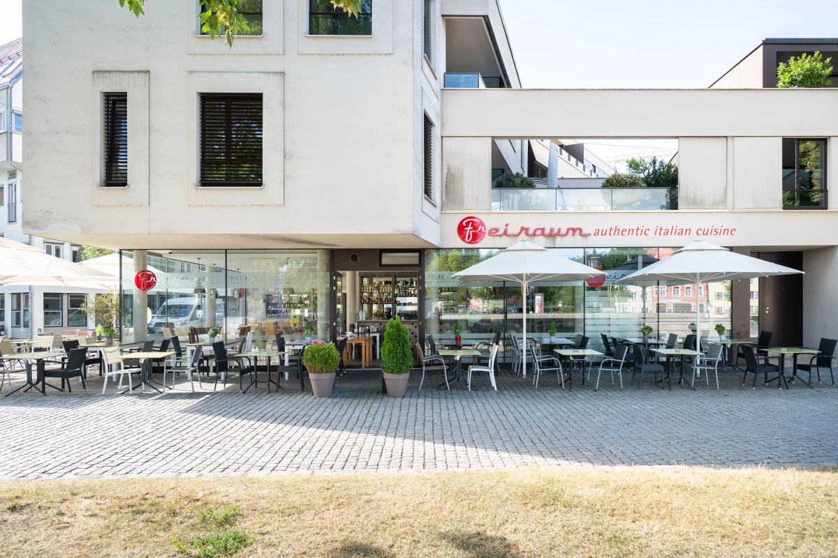 Interno luminoso del Cafè Freiraum a Landshut