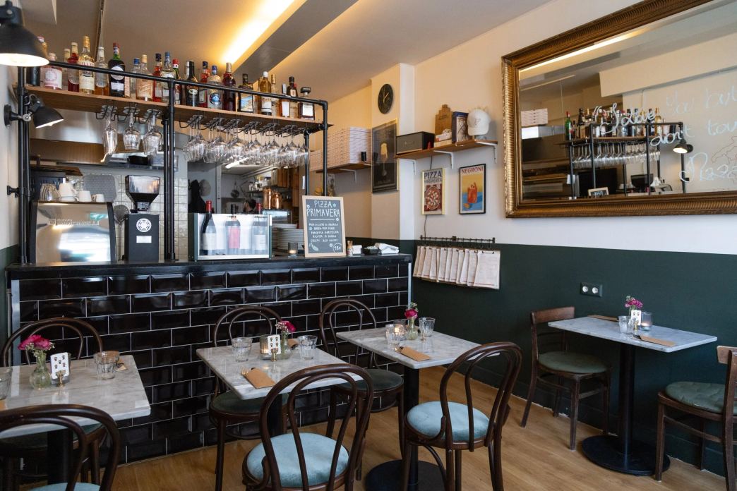 L'interno del locale The Pizza Vagabond in Czaar Peterstraat ad Amsterdam