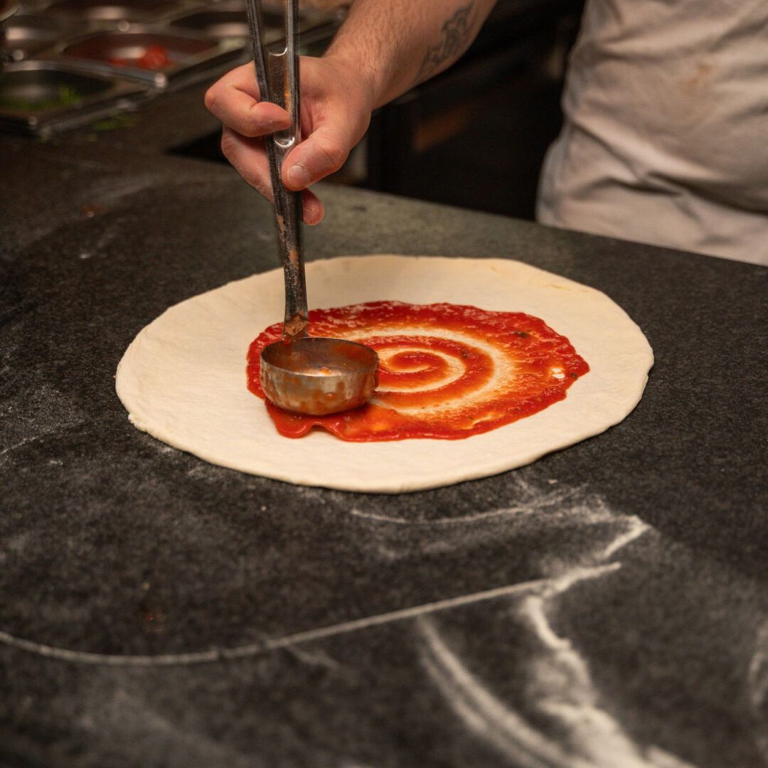 Pizza cotta nel forno a legna tradizionale di Casa di David