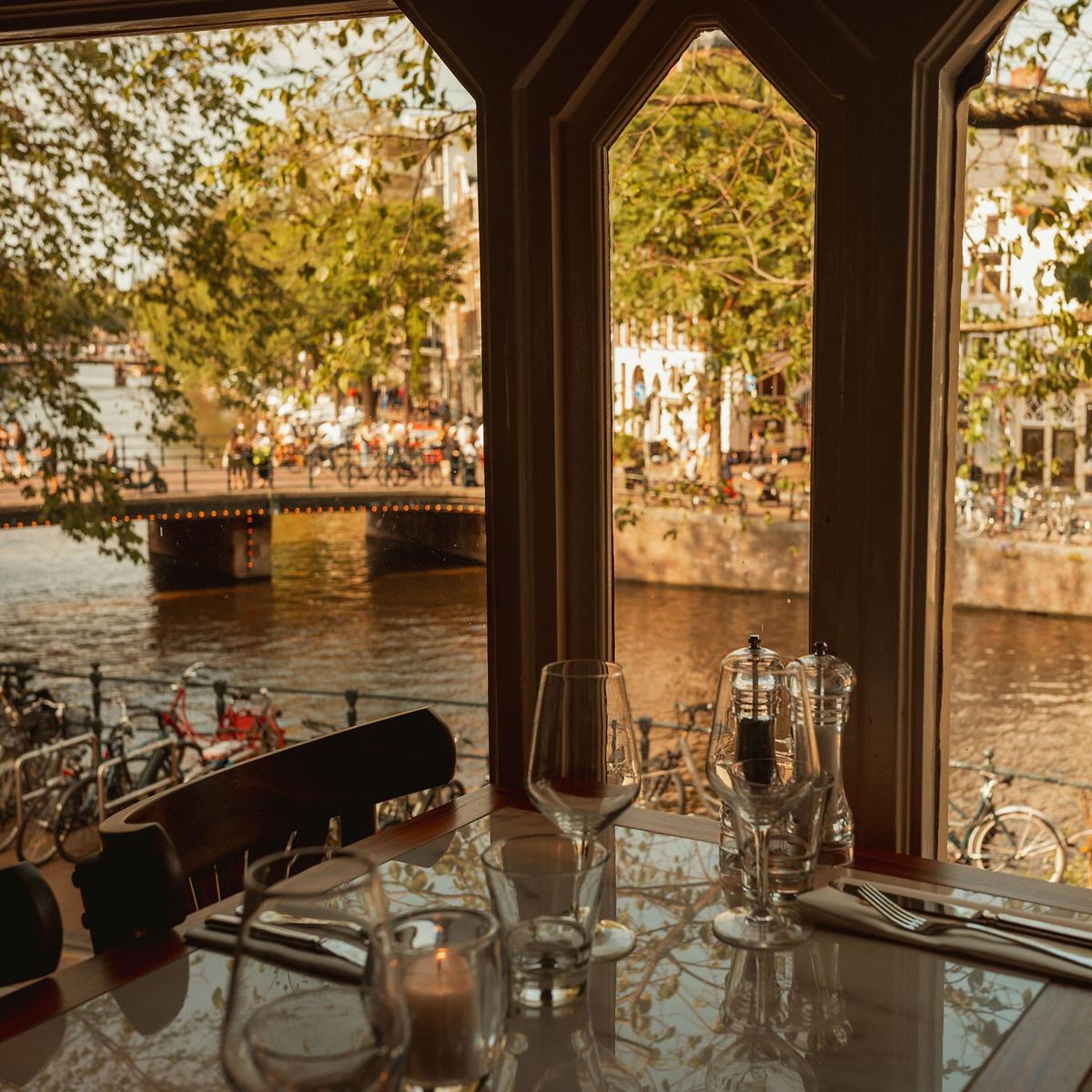 Sala del ristorante Casa di David con vista sul canale