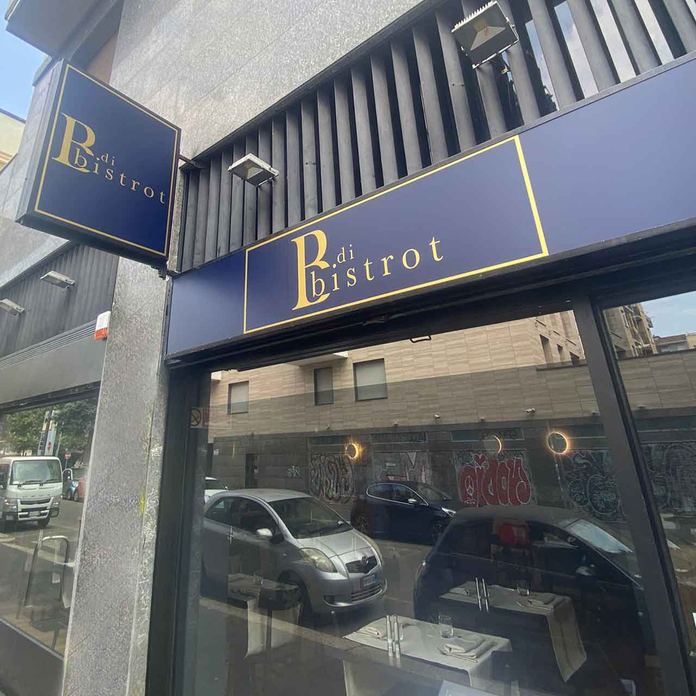 Ambiente elegante del B di Bistrot con tonalità blu scuro