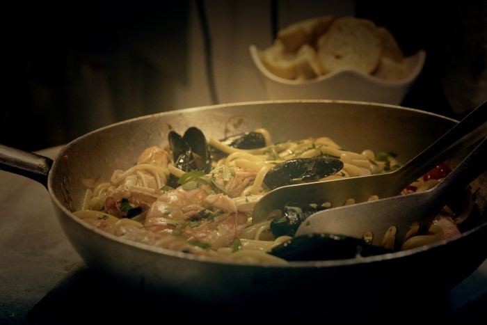 Pasta mit Krustentieren, Muscheln, Venusmuscheln, Riesengarnelen und Scampi von La Pinta