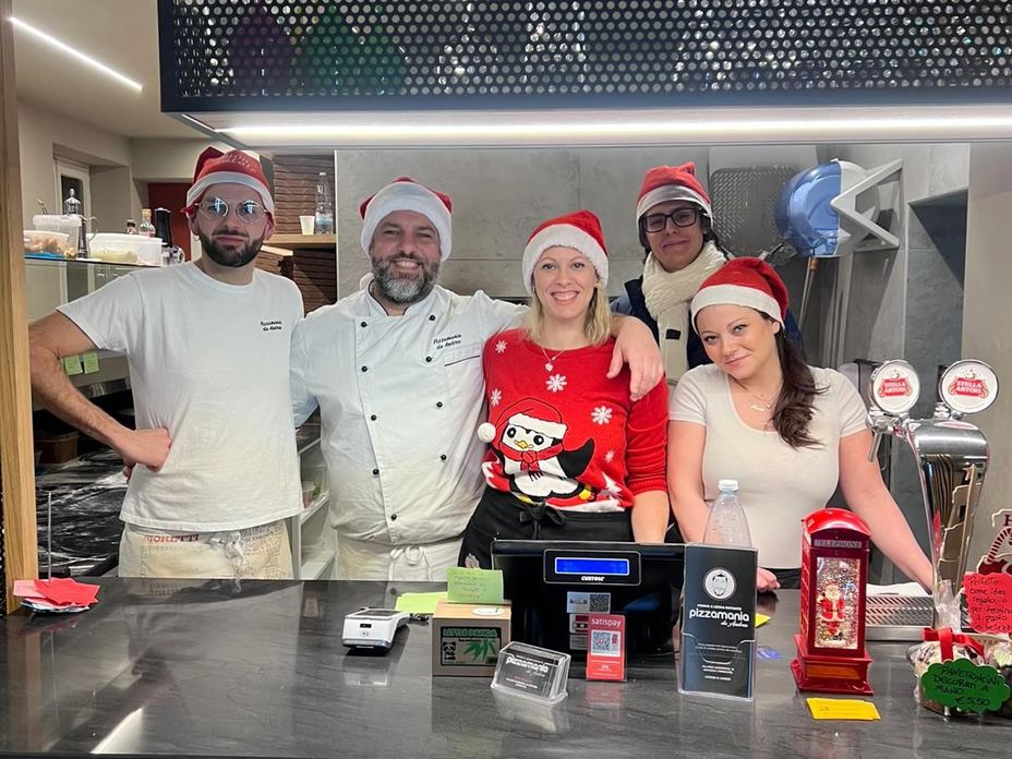 Il team di PIZZAMANIA al lavoro in pizzeria