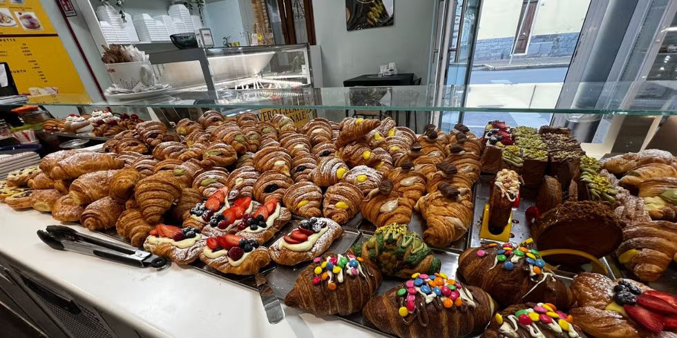 Bancone de La Casa della Brioche con brioche e dolci esposti