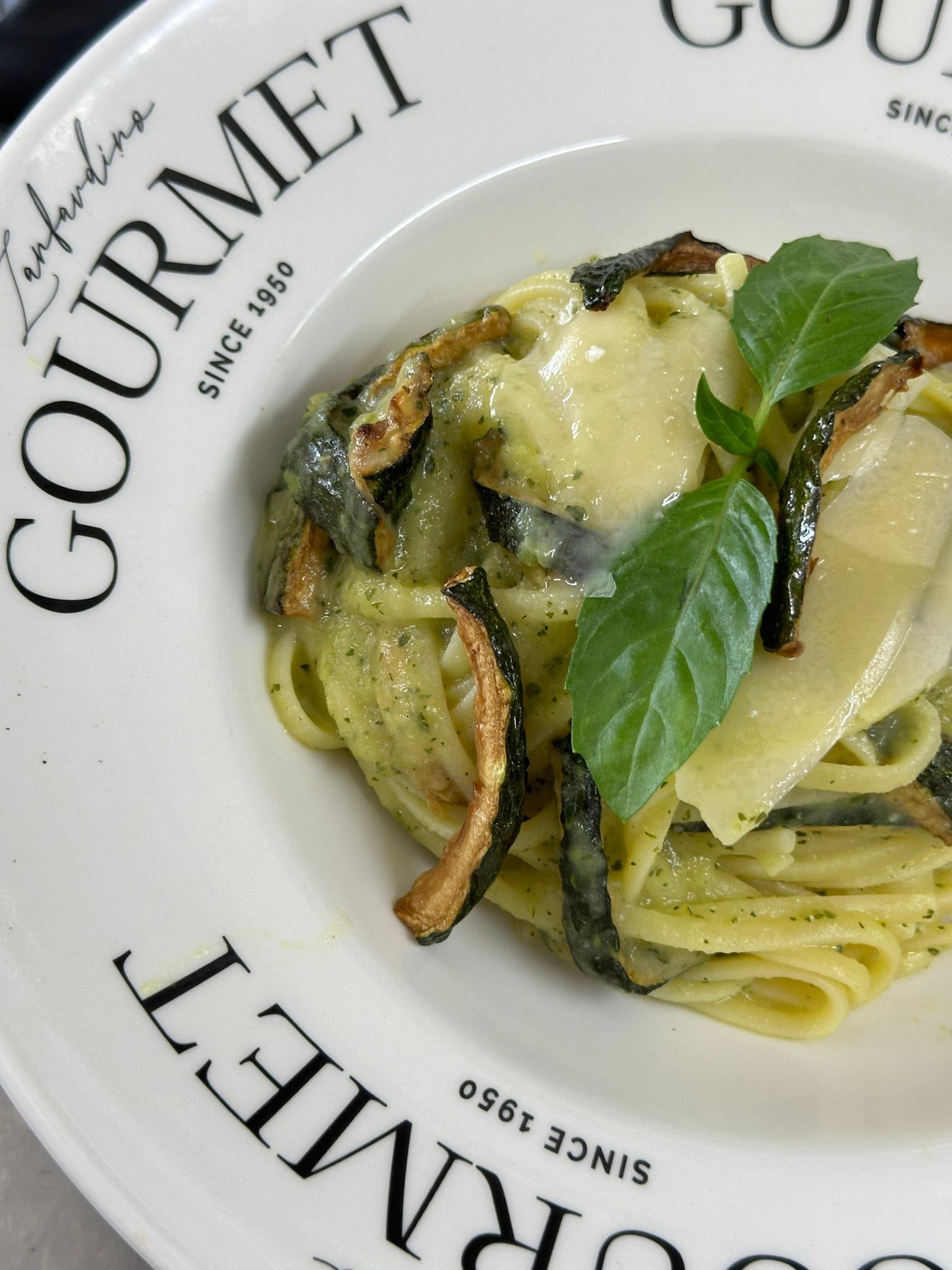 Ambiente interno del locale Gourmet a Casoria