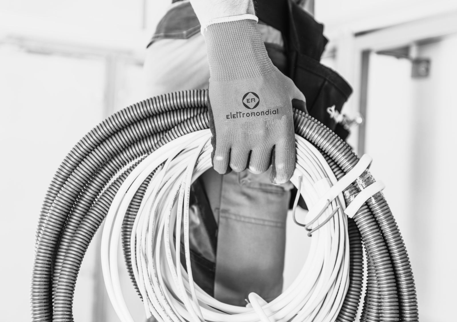 Lavorazione cavi elettrici in ambiente industriale presso T.D. Elettromondial
