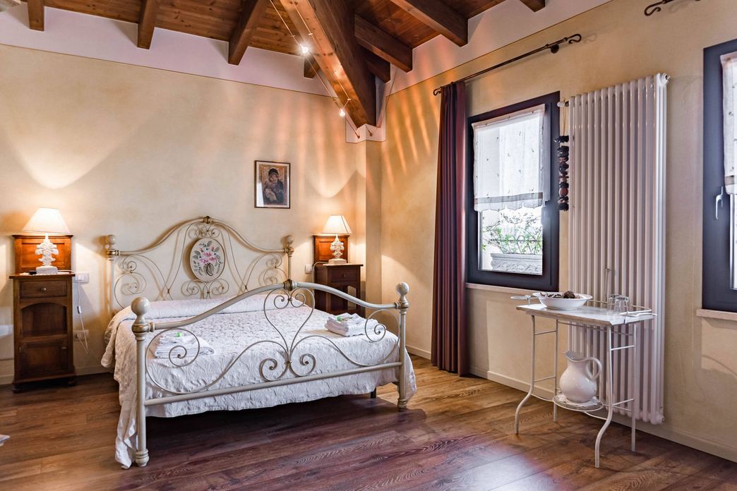 Camera dell'Agriturismo I Filari con arredi curati