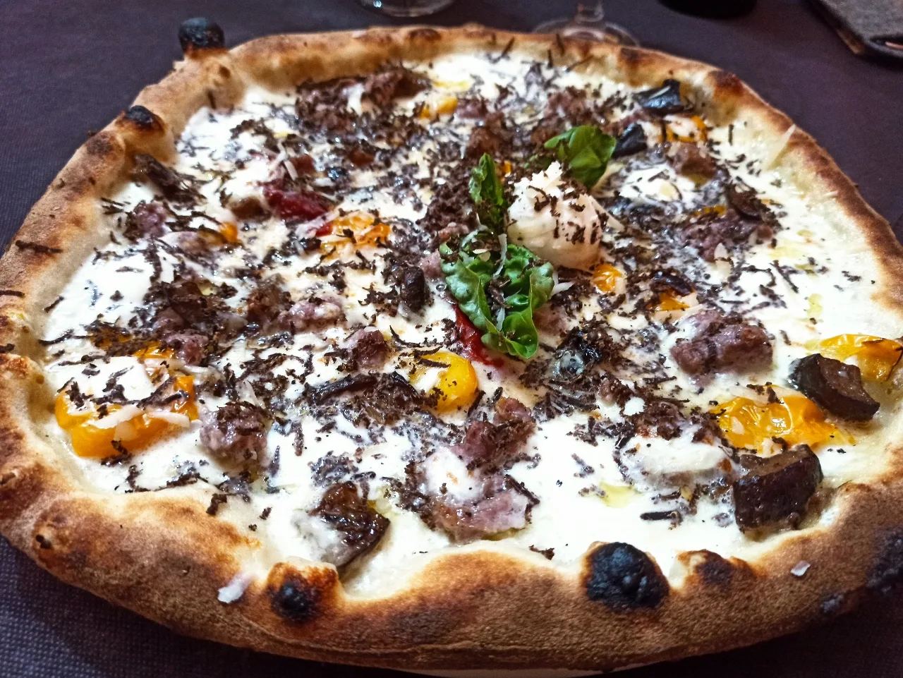 La Tartufona con tartufo, salsiccia paesana e melanzane di Bella 'Mbriana