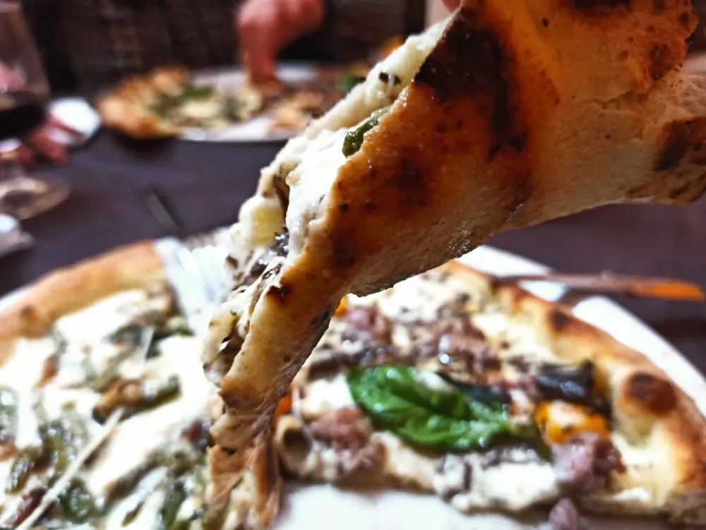 Dettaglio di uno spicchio di pizza della pizzeria Bella 'Mbriana