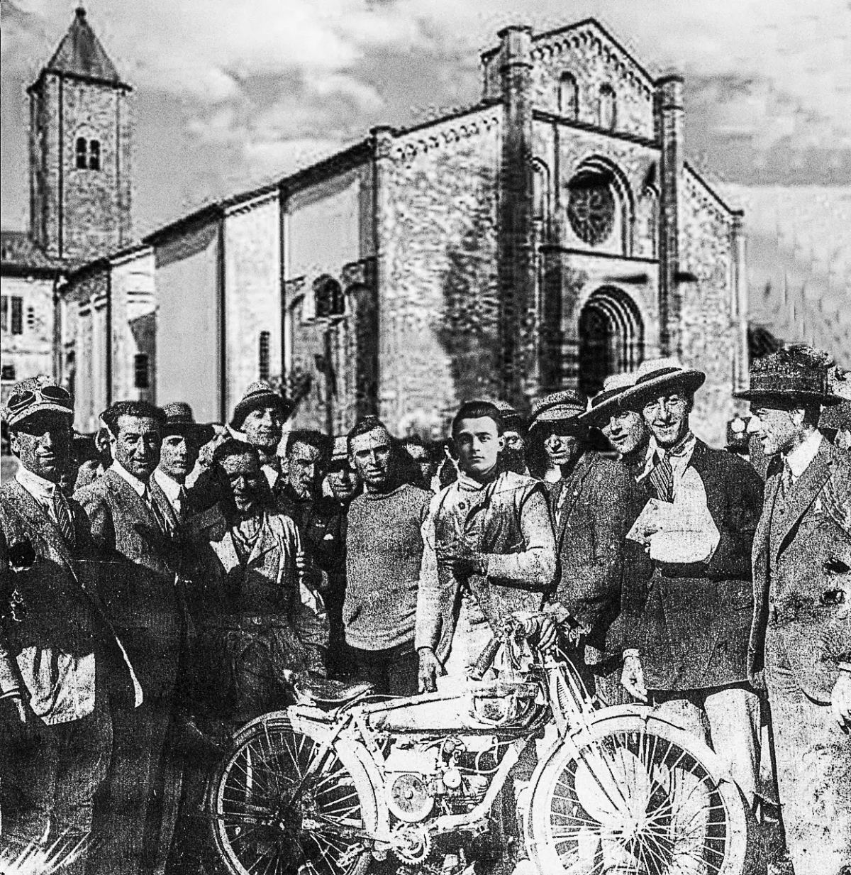 Aderito Masoni vittorioso dopo una gara, padre di Zeno
