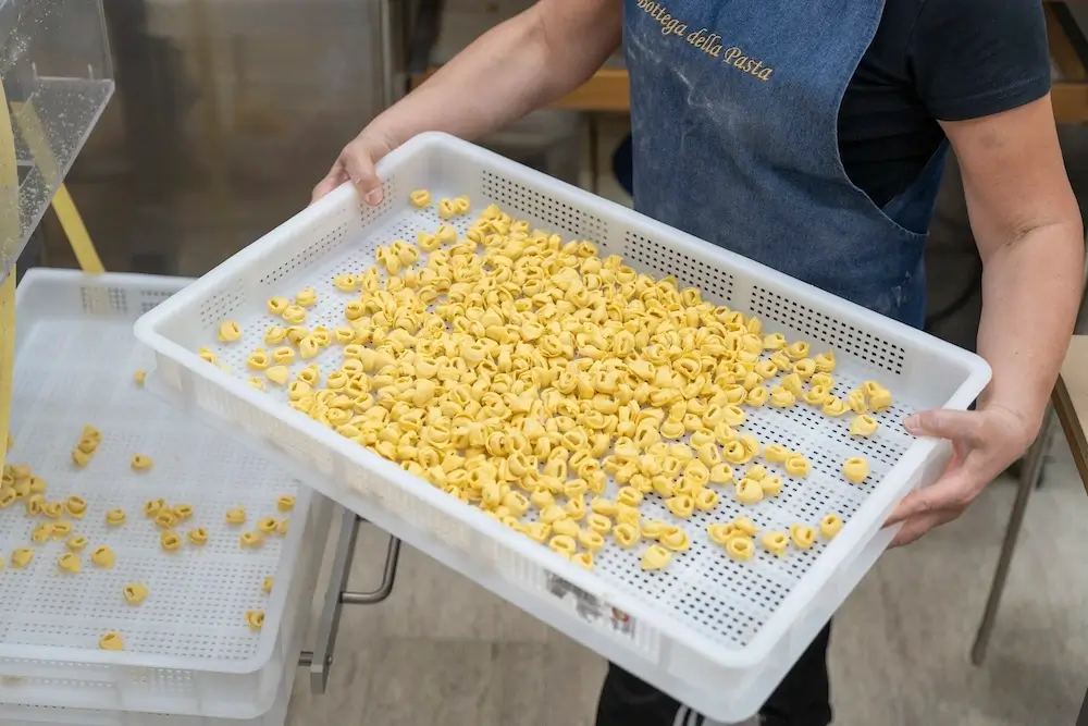 Tortellini artigianali appena preparati da Bottega della Pasta dal 1986