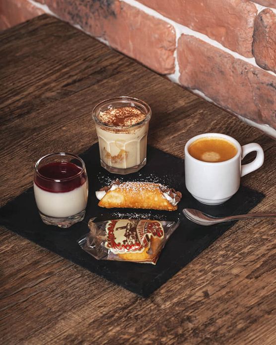 Caffè gourmand con dolcetti servito da L'aRoma