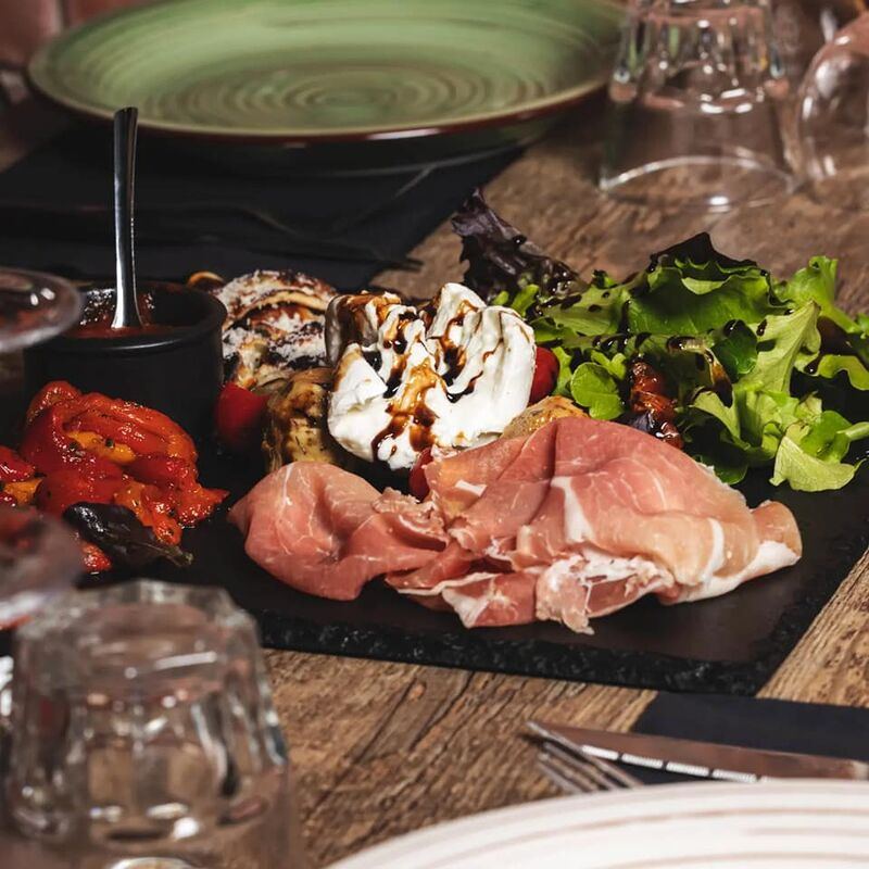 Selezione di antipasti italiani al ristorante L'AROMA