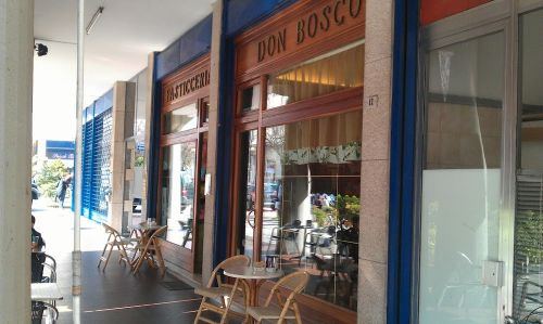 Vetrina della pasticceria Don Bosco con viennoiserie artigianale a Pordenone