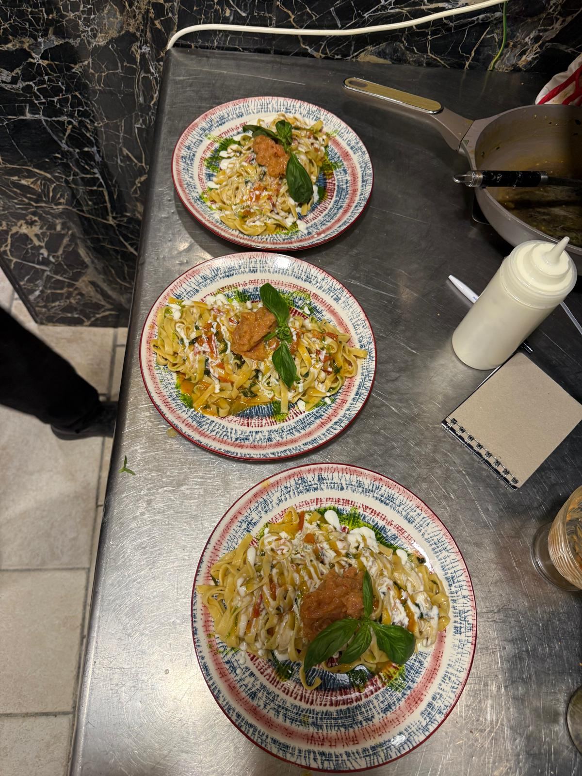Sala interna della pizzeria Faro del Gusto
