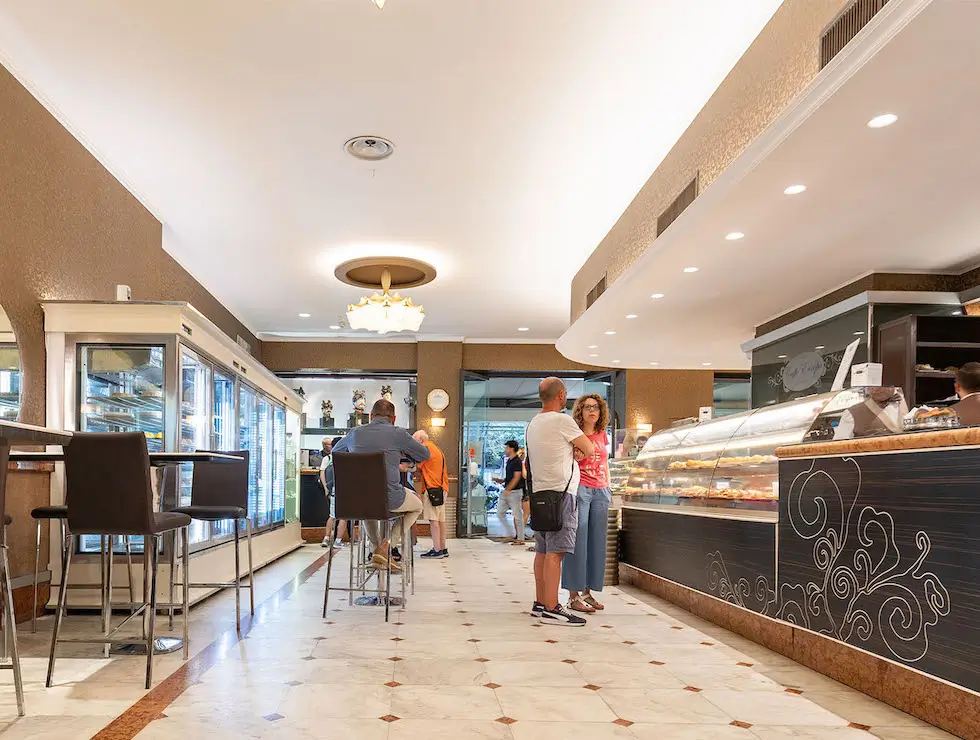 Gli ambienti interni del Caffè Europa a Catania