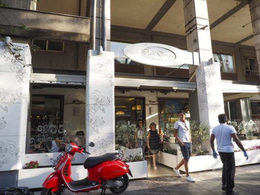 Le granite artigianali del Caffè Europa servite con panna