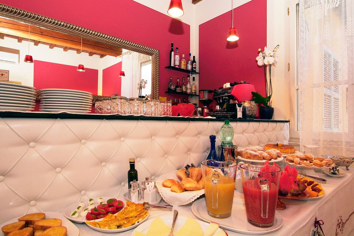 Buffet della colazione con torte fatte in casa e prodotti locali al Rondò