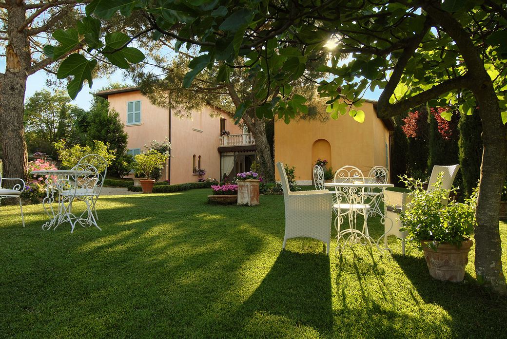 Giardino con alberi secolari del boutique hotel Il Rondò