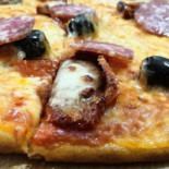 Pizza della casa di Pizzeria Al Ponte