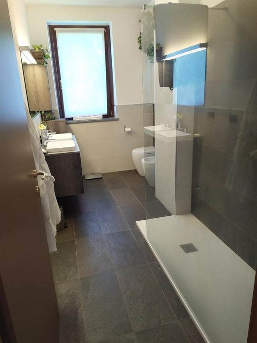Doccia walk-in realizzata da Synedil Srl a Milano