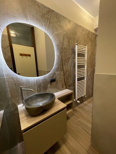 Bagno ristrutturato con finiture di qualità da Synedil Srl