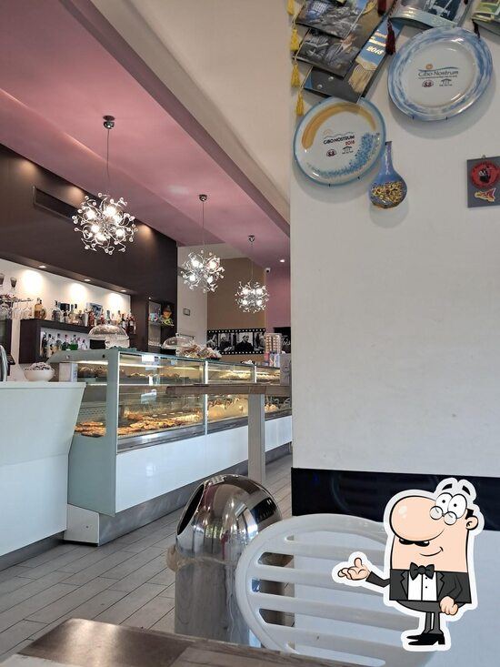 Interni della pasticceria Très Noir ad Acireale