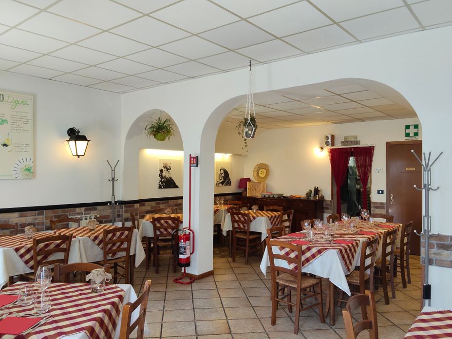 Interno accogliente del ristorante Domo Mea a Vado Ligure