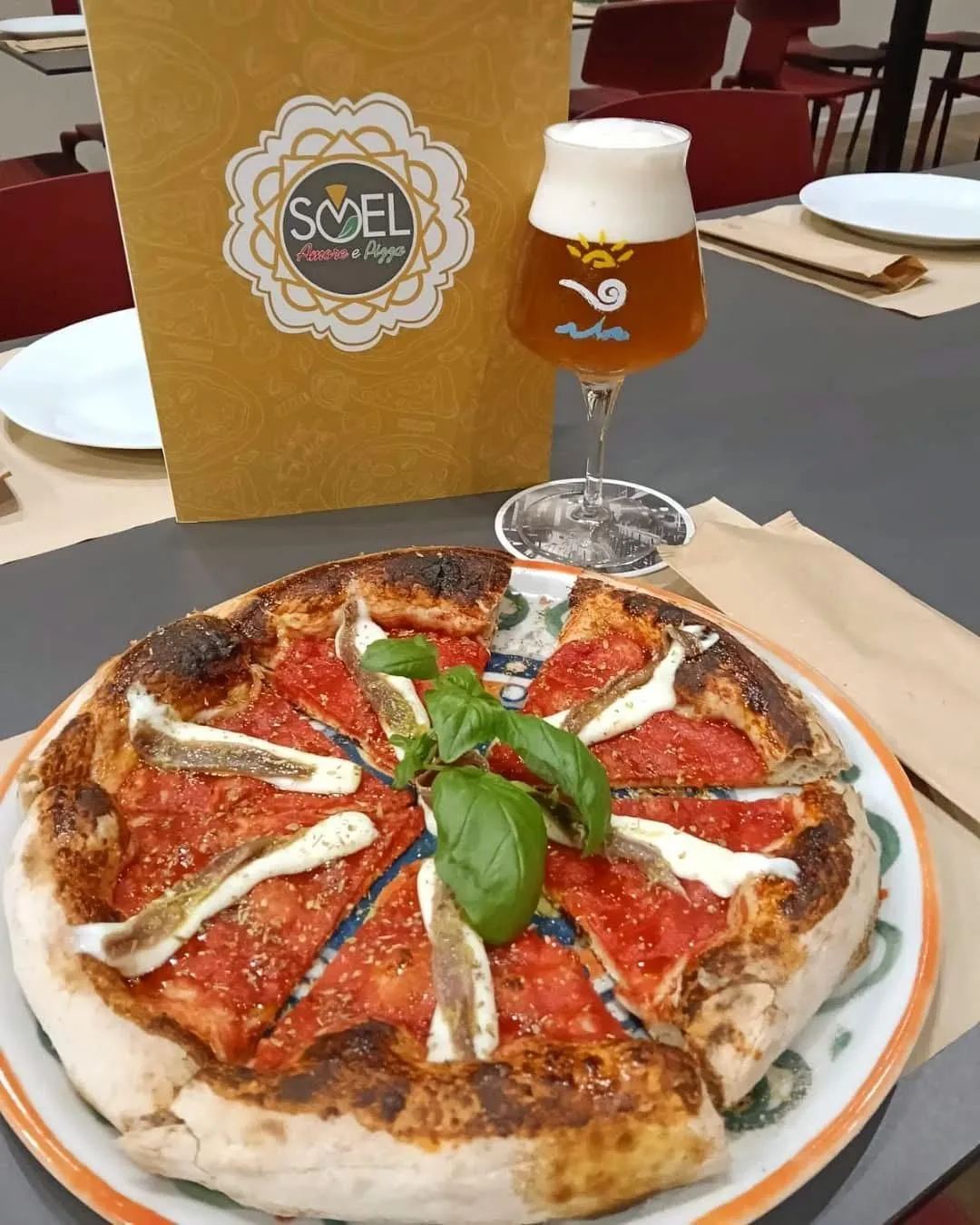 Pizza gourmet servita al tavolo presso PIZZERIA SOEL