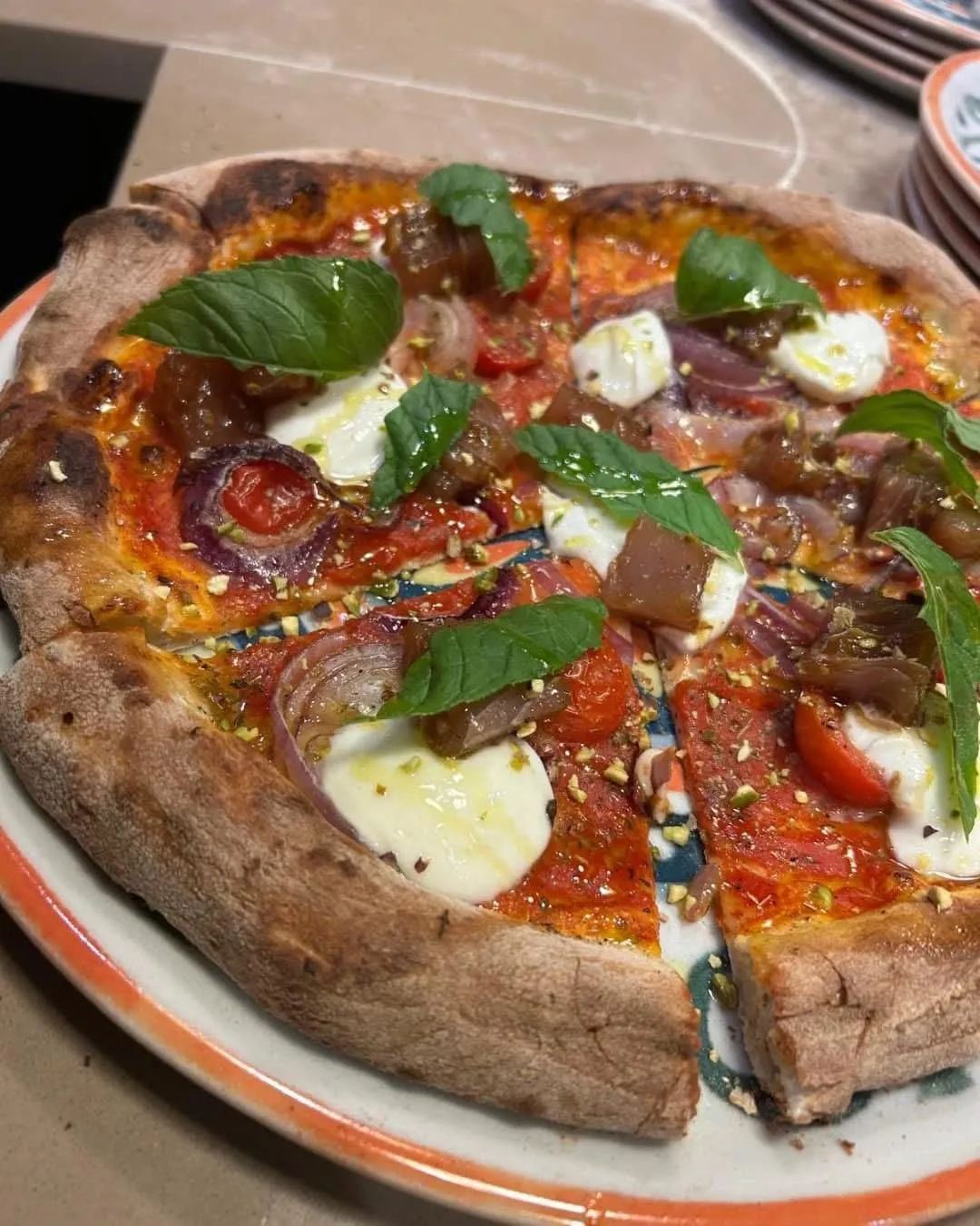Pizza gourmet con pomodori freschi e basilico di PIZZERIA SOEL