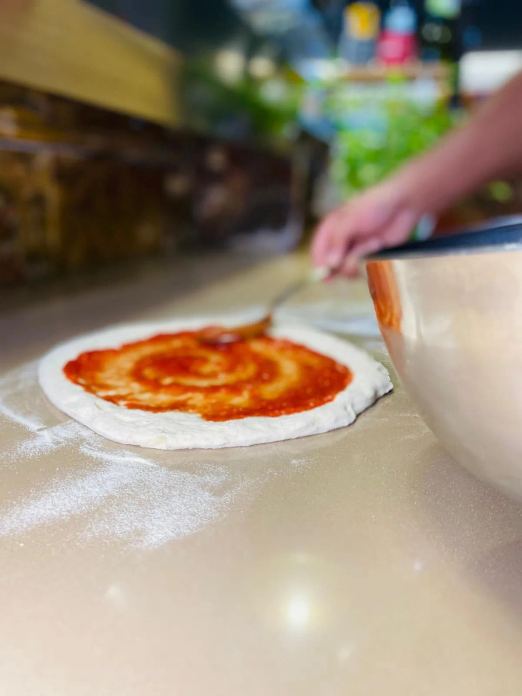 Preparazione artigianale dell'impasto da parte del pizzaiolo Florian