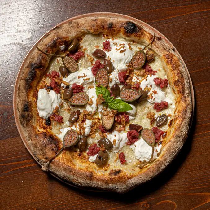 Interno del ristorante Vulcano Milano Braceria con Pizza a Pero