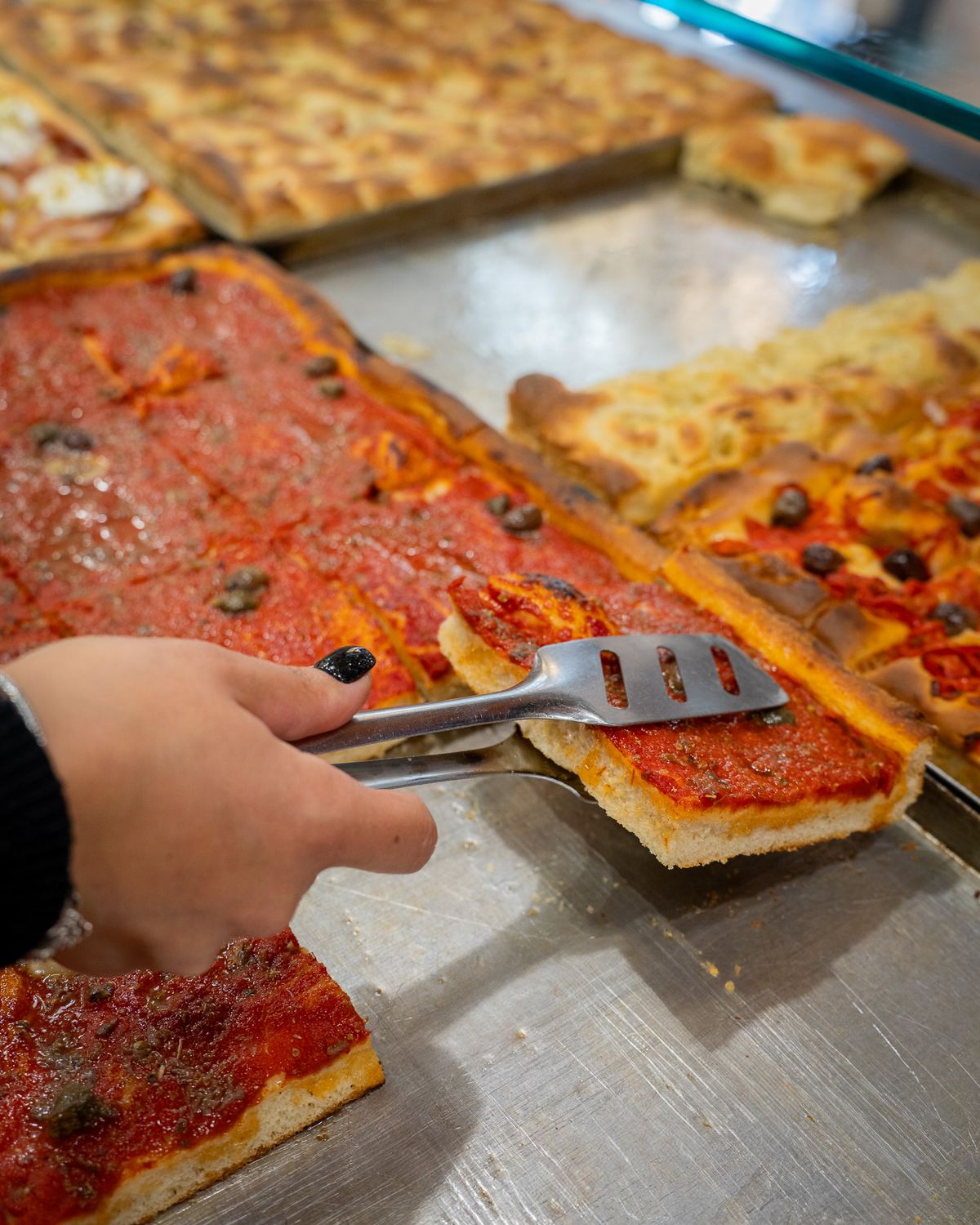 Innenansicht des Verkaufsraums von LA TAVERNA BAKERY