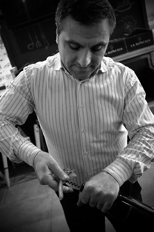 Lo chef di Dolia Nova al lavoro in cucina