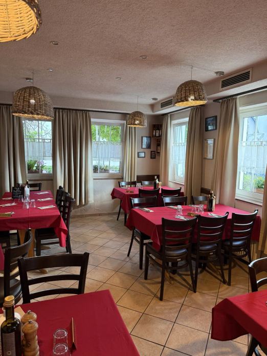 Sala luminosa della Trattoria Pane e Pino