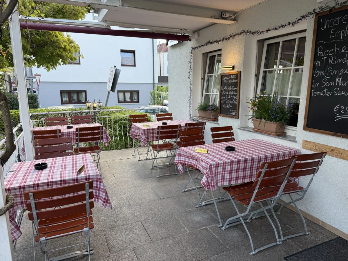 Terrazza soleggiata della Trattoria Pane e Pino