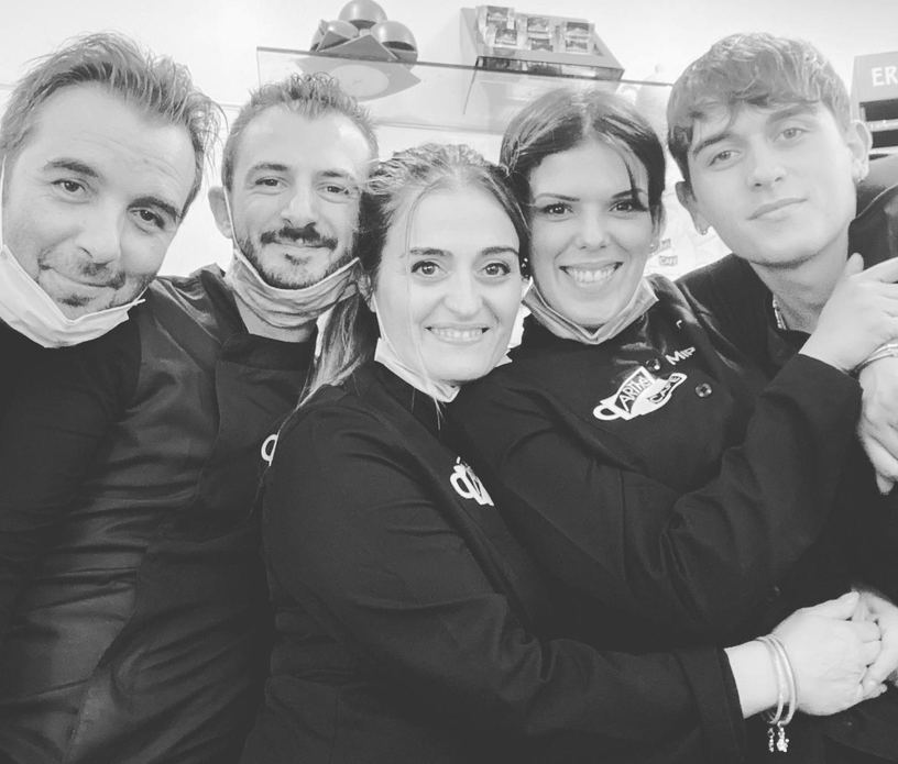 Il team di Arthè Cafè al lavoro nella pasticceria di Furnari