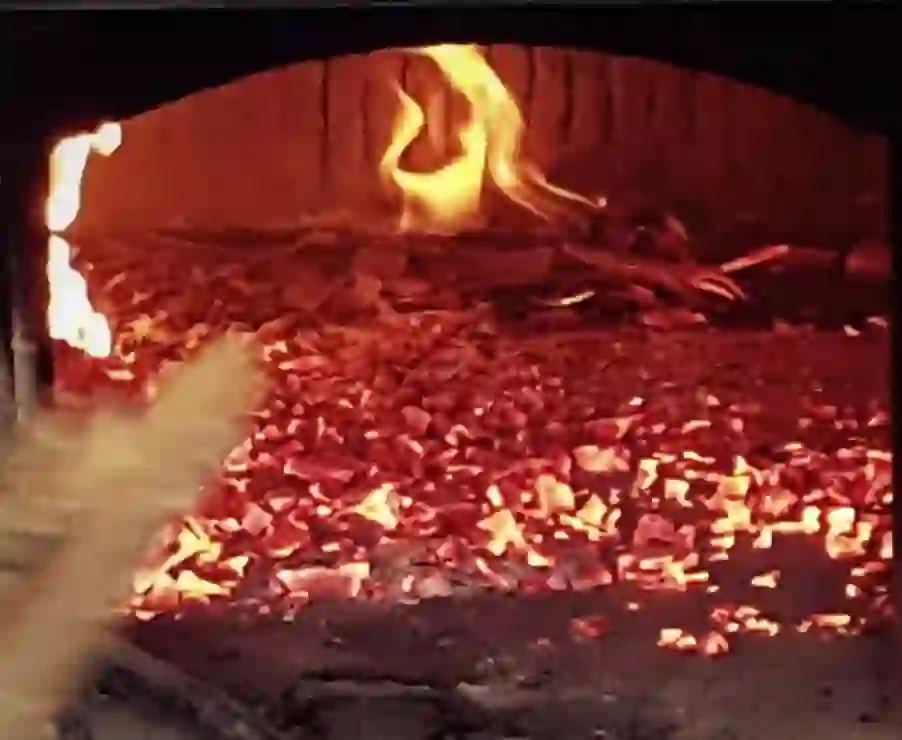 Il forno a legna con suoli in biscotto di Sorrento del Panificio Altea