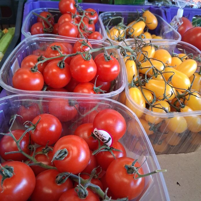 Banco con frutta e verdura di stagione