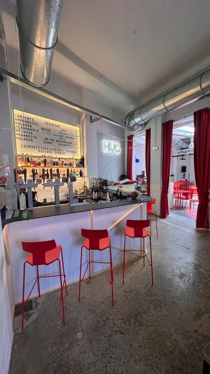 Spazio esterno nella corte dell'antica fabbrica di cioccolato di HUG Milano