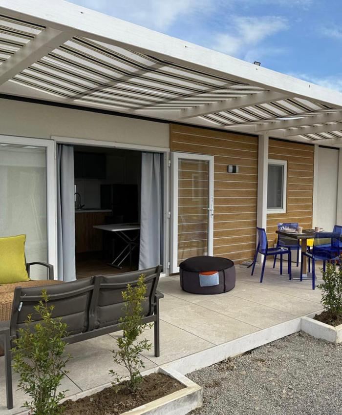 Veranda attrezzata delle mobile home di Apica Village