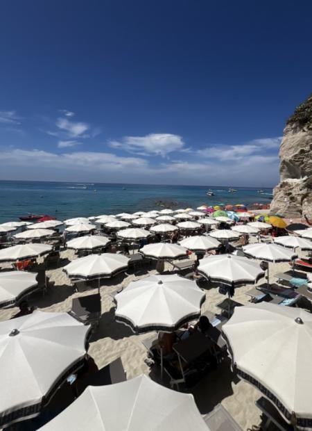 La spiaggia privata attrezzata di Apica Village sul mare ionico calabrese