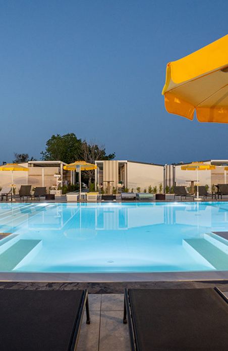La piscina di Apica Village con vista sul mare