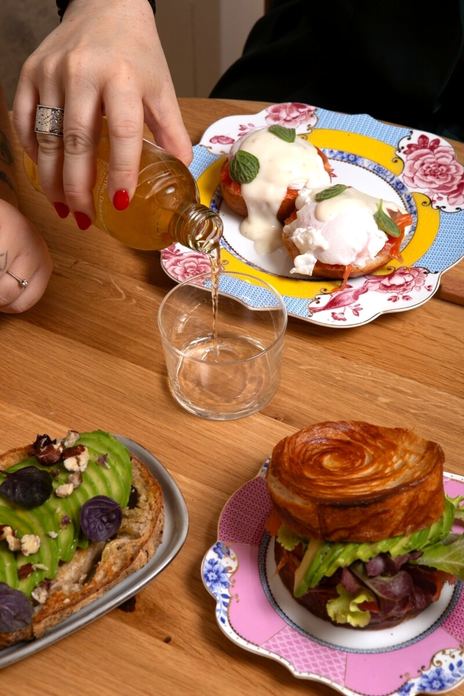 Brunch con uova, sfoglie salate e avocado toast
