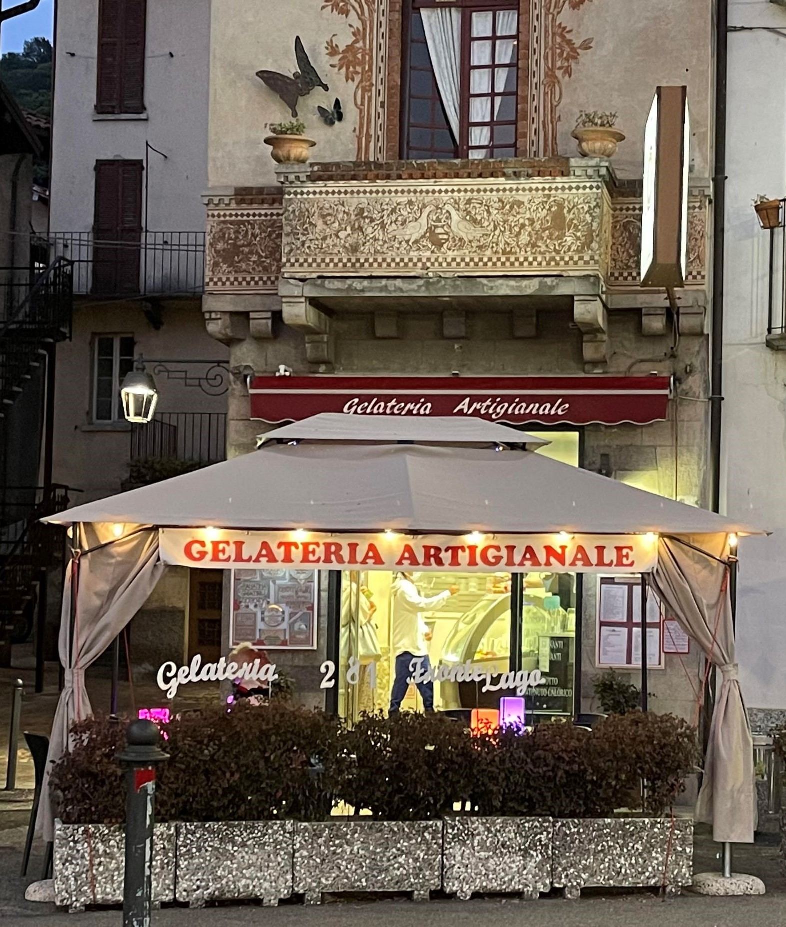 Vetrina della Gelateria 281 Frontelago a Porto Ceresio