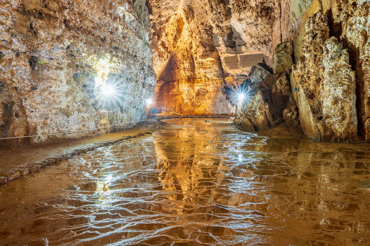 Concrezioni calcaree nelle grotte Su Marmuri a Ulassai